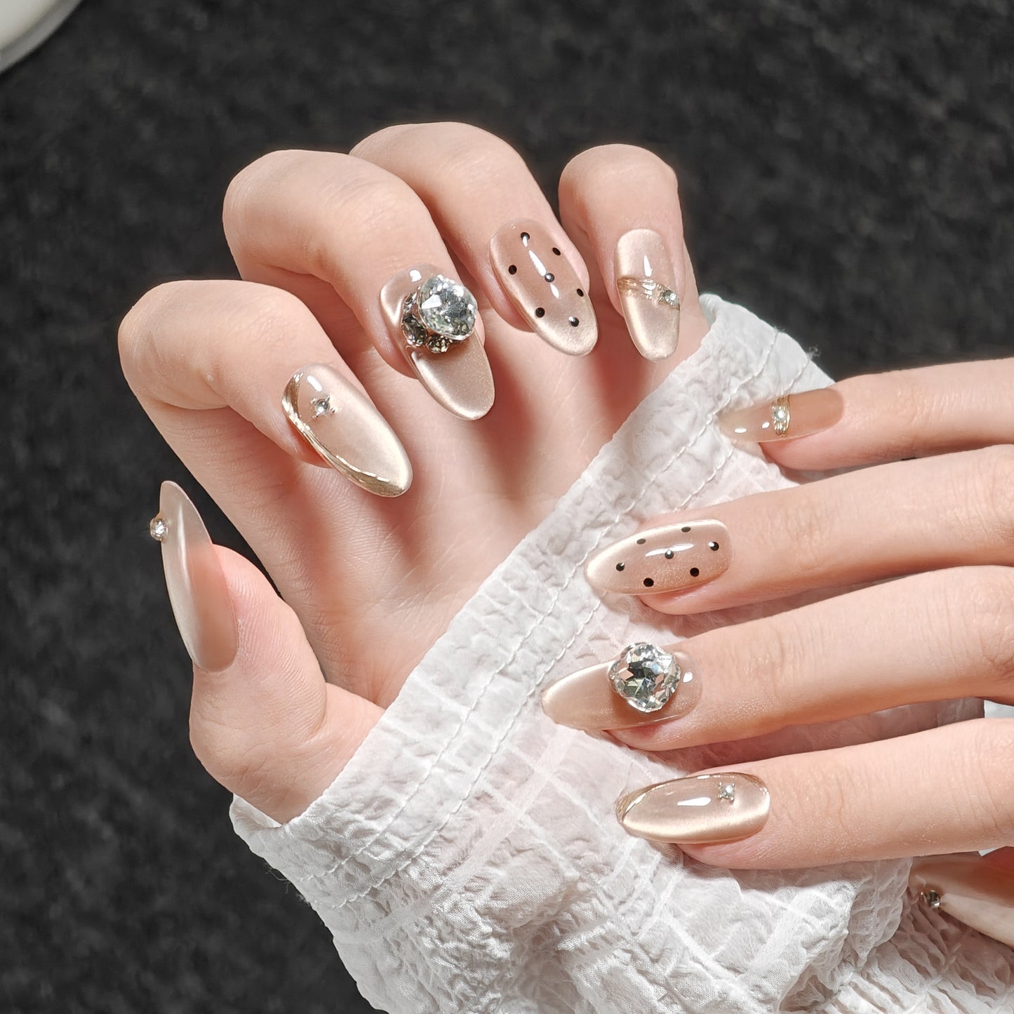 Qiuyi Handmade Wear Nail Short Cat Eye Ice Transparent Almond Nail White Handmade Nail Stickers Fake Nails Wholesale