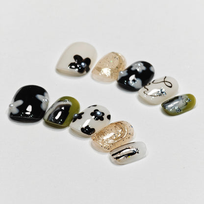 Handmade Nail Advanced Texture Gold Foil Graffiti White Short Blooming Cute Nail Stickers Fake Nails Wholesale