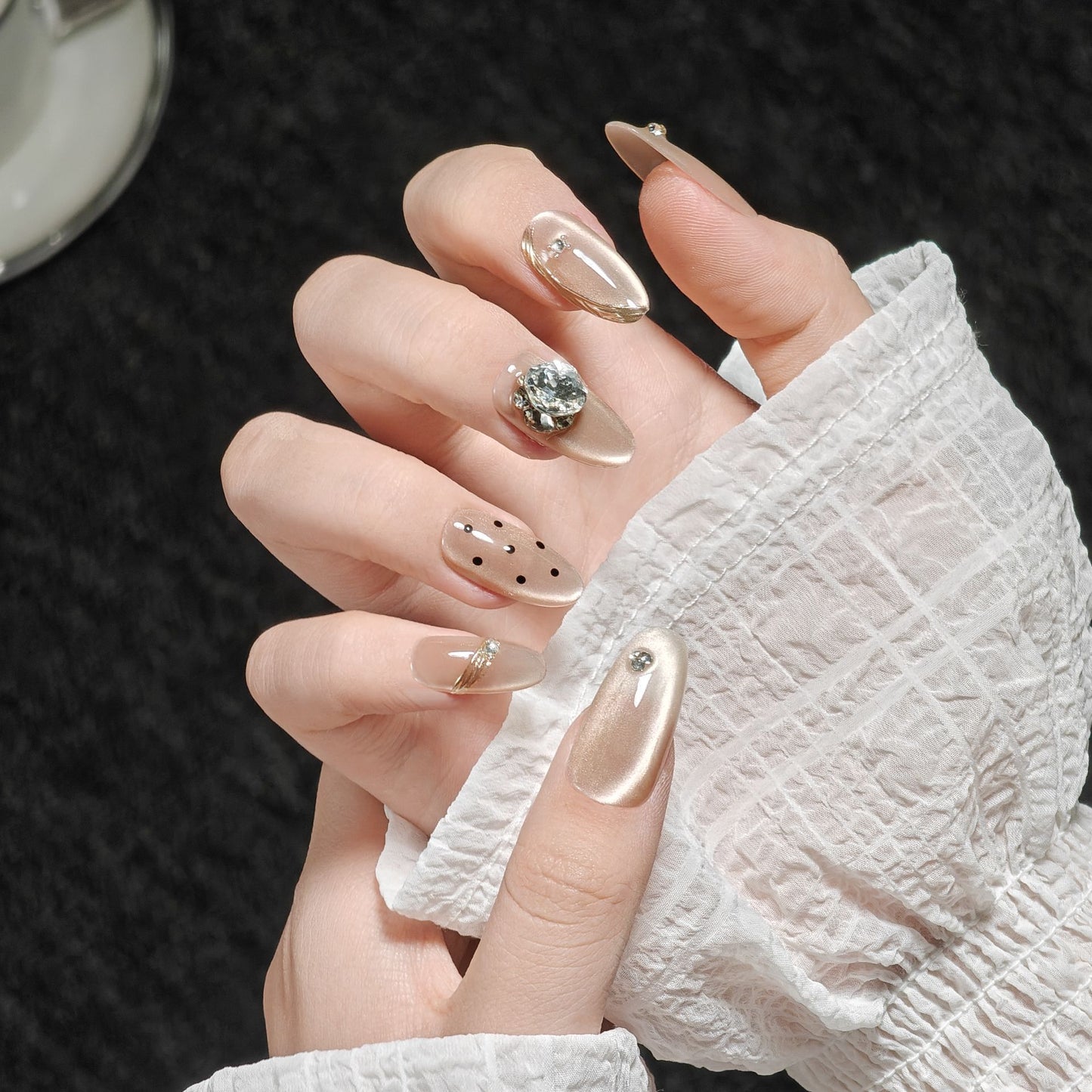 Qiuyi Handmade Wear Nail Short Cat Eye Ice Transparent Almond Nail White Handmade Nail Stickers Fake Nails Wholesale